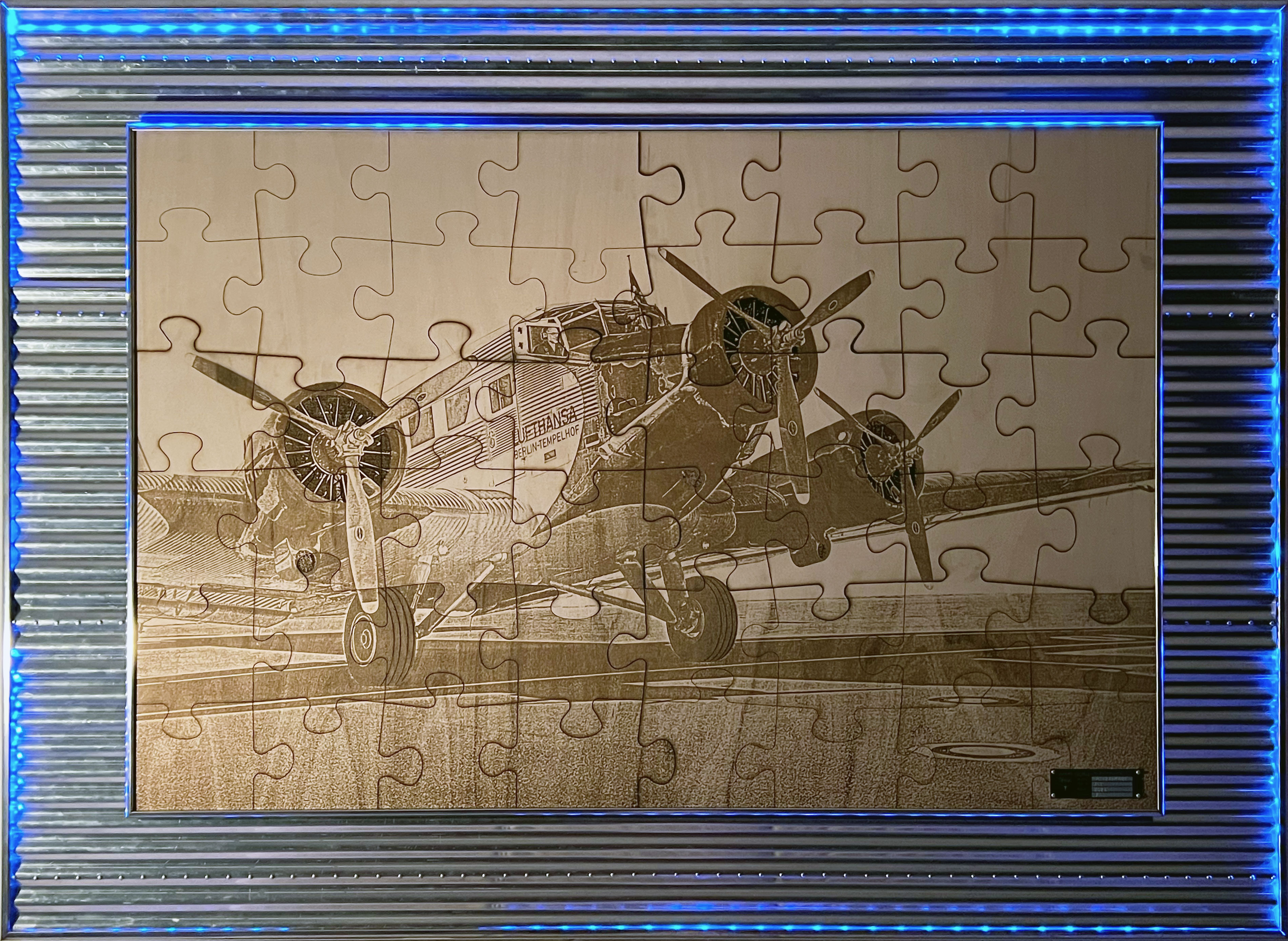 Großes gelasertes Puzzle mit einer Ju52, auf gewelltem Flugzeug-Aluminium.