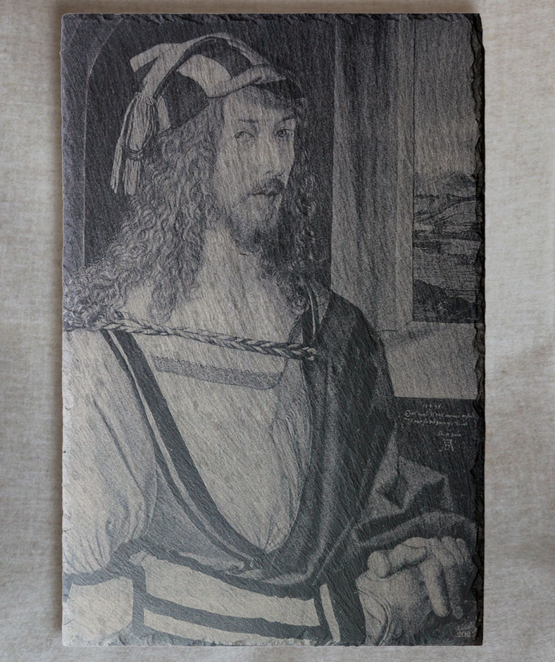Schieferportraits und künstlerische Motive.